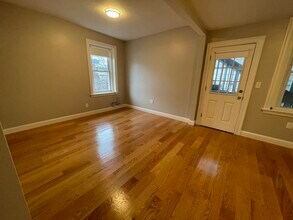 114 Berkshire St, Unit 4 in Cambridge, MA - Building Photo - Building Photo