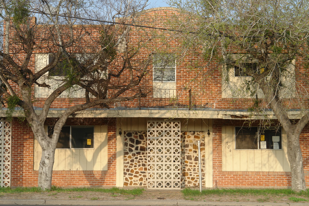 704 N Washington St in Beeville, TX - Building Photo