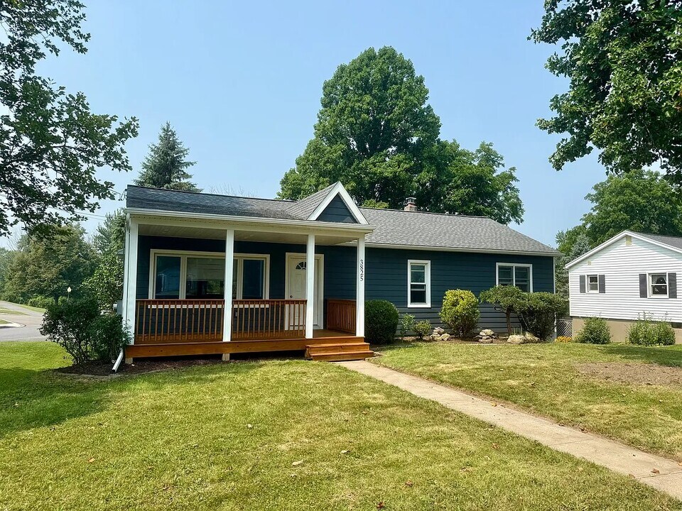 3825 East St in Skaneateles, NY - Building Photo