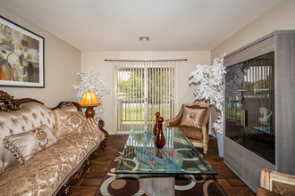 Twin Rivers Apartments in Wichita, KS - Foto de edificio - Interior Photo