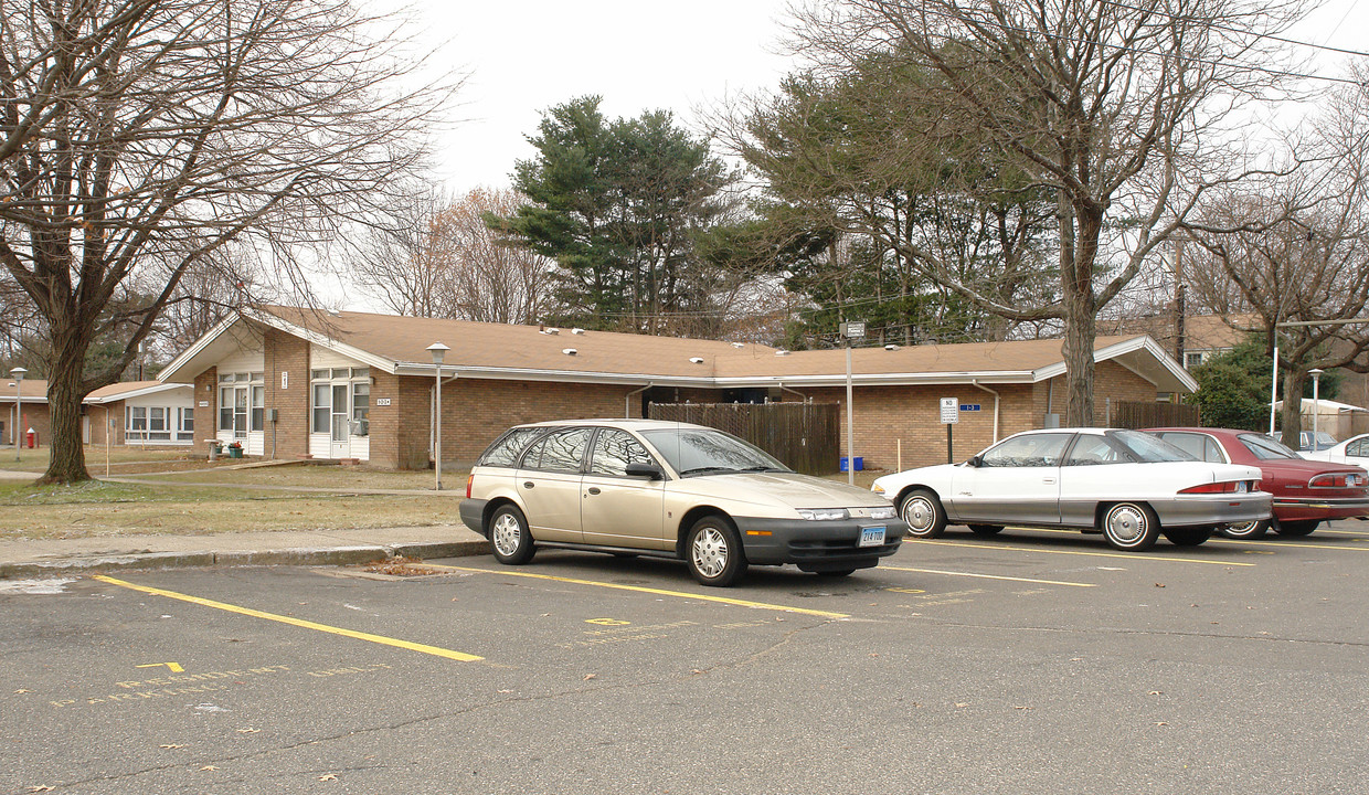 20 Stillwell Dr in Plainville, CT - Building Photo