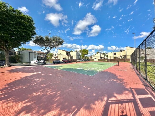 10000 NW 9th St Cir in Miami, FL - Building Photo - Building Photo