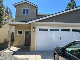 1679 S Columbus Ave in Medford, OR - Building Photo