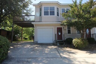 1270 Hillcrest Dr in New Braunfels, TX - Building Photo