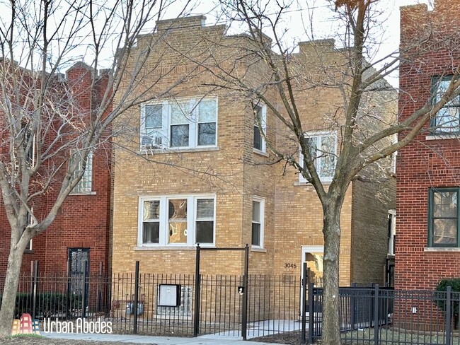 3045 W Addison St, Unit J06P in Chicago, IL - Foto de edificio - Building Photo