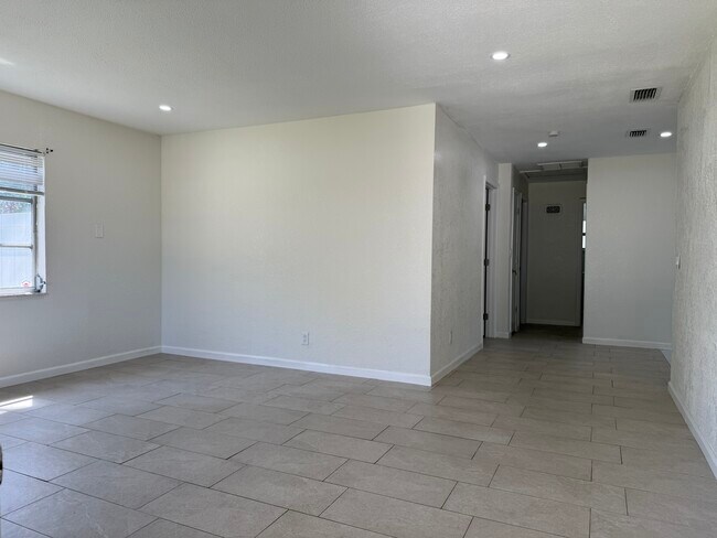 4218 Des Moines St NE in St. Petersburg, FL - Foto de edificio - Building Photo