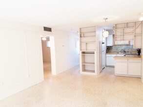 2155 Wood St, Unit A-26 in Sarasota, FL - Building Photo - Building Photo