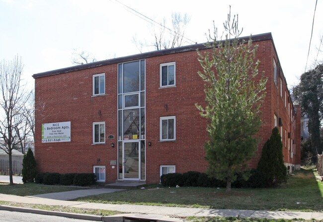 1921 Maple Ave in Cincinnati, OH - Foto de edificio - Building Photo