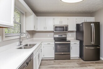 909 N Lassetter Cir in Villa Rica, GA - Building Photo - Building Photo
