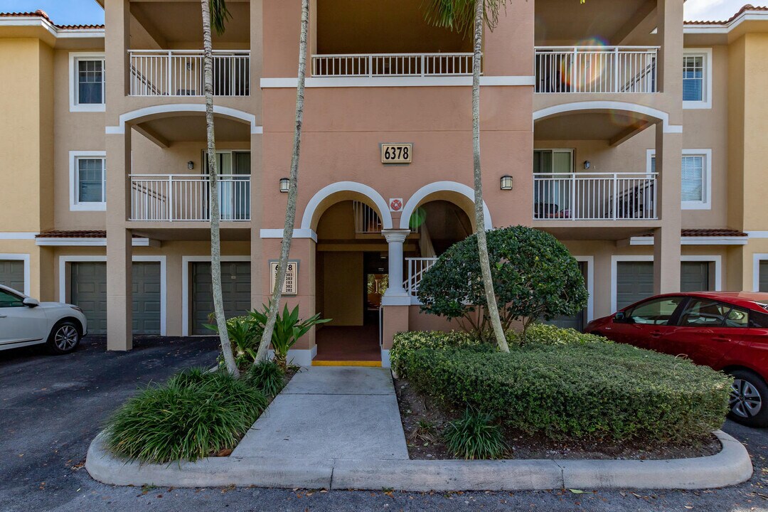 6378 Emerald Dunes Dr-Unit -204 in West Palm Beach, FL - Building Photo