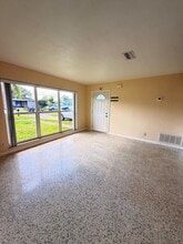 3231 SE Monte Vista St in Port St. Lucie, FL - Building Photo - Building Photo