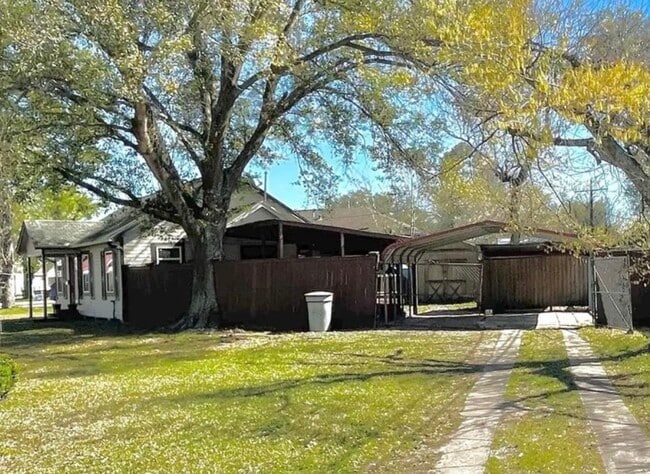 property at 5220 E Parkway Dr