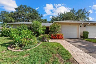 6916 W Country Club Dr N in Sarasota, FL - Building Photo