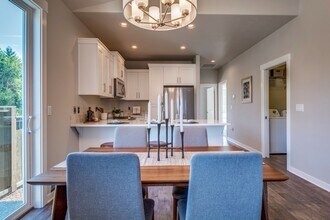 20697 SE Iron Horse Ln in Bend, OR - Building Photo - Building Photo