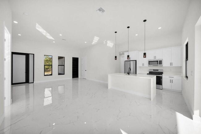 7054 Rosemont Dr in Englewood, FL - Building Photo - Building Photo