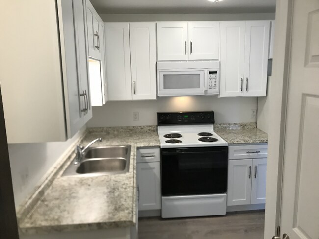 800 S 4th St, Unit Apt 1 in Stoughton, WI - Foto de edificio - Building Photo