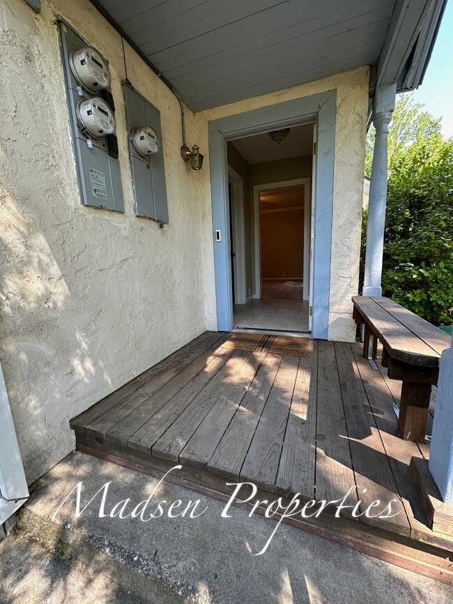 381 E 9th St in Chico, CA - Building Photo - Building Photo