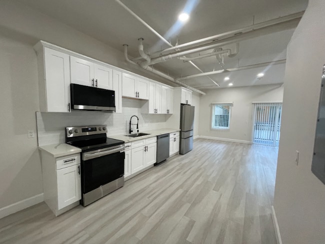 2341 Ulric St, Unit B-13 in San Diego, CA - Foto de edificio - Building Photo