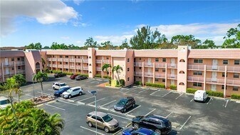 180 Turtle Lake Ct in Naples, FL - Building Photo