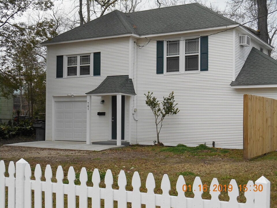 741 Clarence St, Unit Apt. 1 in Lake Charles, LA - Building Photo
