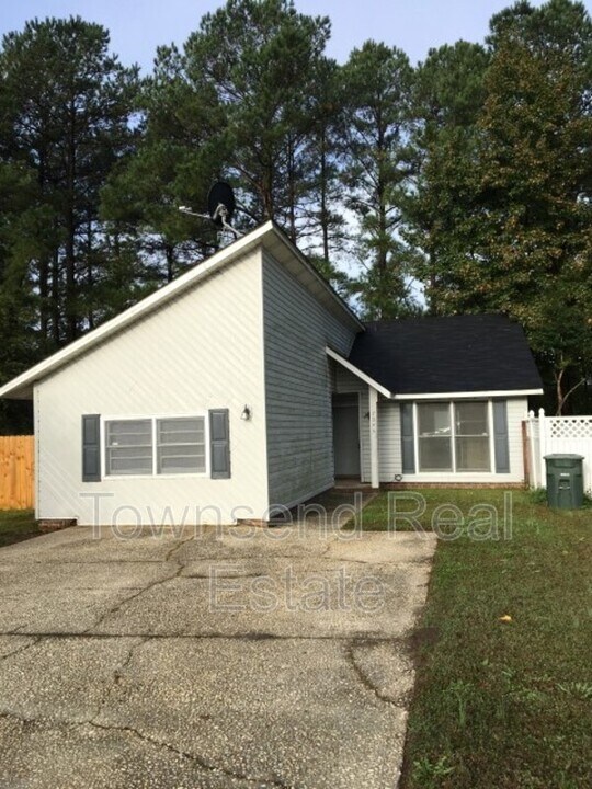 7045 Candlewood Dr in Fayetteville, NC - Building Photo