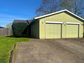 908 Pecan Ct in Newberg, OR - Building Photo