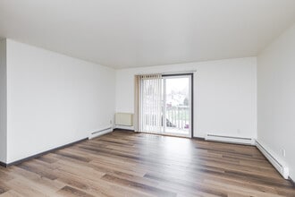 Canterbury Court Apartments in Sun Prairie, WI - Building Photo - Interior Photo