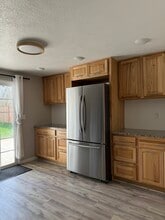 2327 Don St in Springfield, OR - Foto de edificio - Building Photo