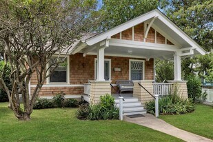 8325 Main Rd in East Marion, NY - Building Photo