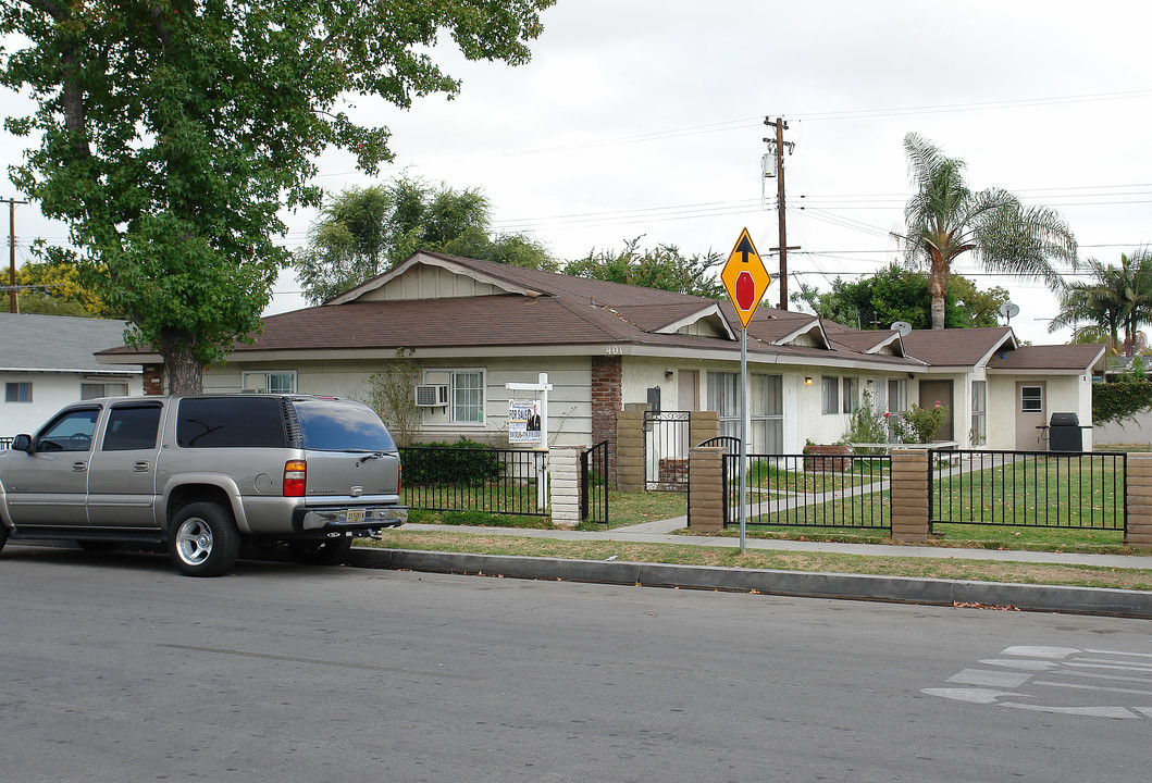 401 W Guinida Ln in Anaheim, CA - Building Photo