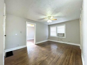 112 N Plum St-Unit -Unit #1 in Hutchinson, KS - Building Photo - Building Photo