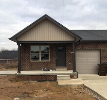 35 Despain Rd in Hodgenville, KY - Building Photo