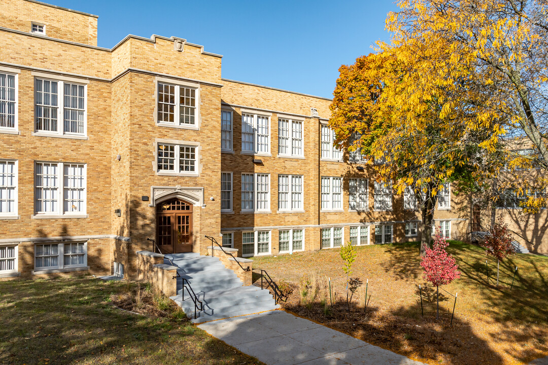 Edison School Apartments in Milwaukee, WI - Foto de edificio