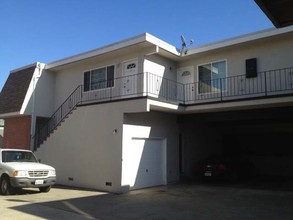 1129 Capuchino Ave in Burlingame, CA - Foto de edificio - Building Photo