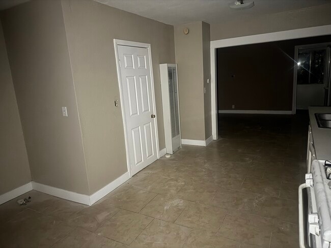 331 E 57th St in Los Angeles, CA - Building Photo - Building Photo