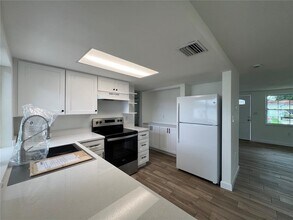 7315 Brentwood Dr in Port Richey, FL - Building Photo - Building Photo