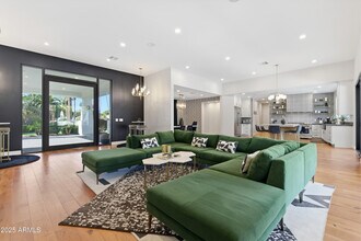 4601 N Royal View Dr in Phoenix, AZ - Building Photo - Building Photo