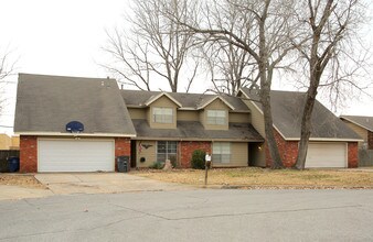 Woodland Hills Duplexes in Tulsa, OK - Building Photo - Building Photo