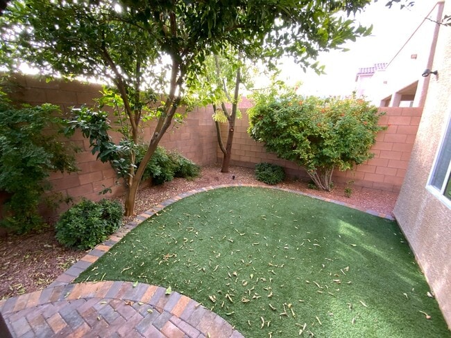 10641 Jamestown Square Ave in Las Vegas, NV - Building Photo - Building Photo