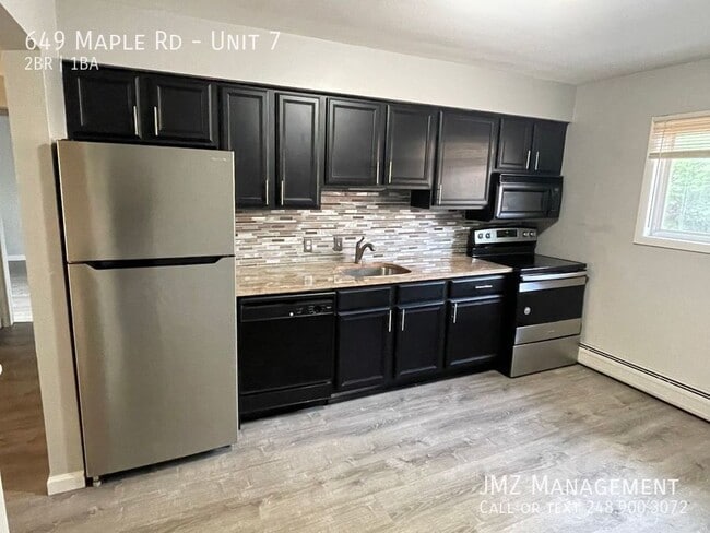 649 W Maple Rd in Clawson, MI - Building Photo - Building Photo