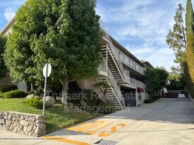 2421 Montrose Ave in Montrose, CA - Building Photo