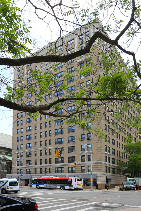 Mirabeau Apartments in New York, NY - Building Photo