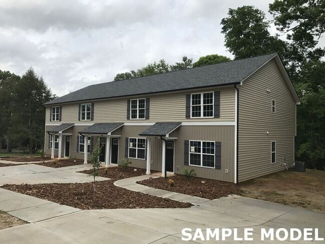 615 Hyde Park Dr NE