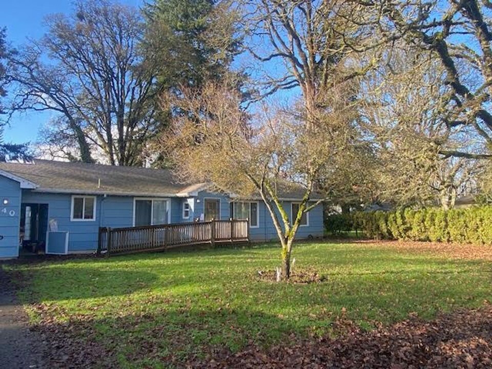 140 Oak Ln in Lebanon, OR - Building Photo