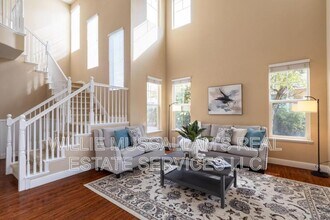 382 S Central Pkwy in Tracy, CA - Foto de edificio - Building Photo