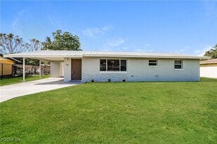 30 Castlebar Cir in Ft. Myers, FL - Building Photo