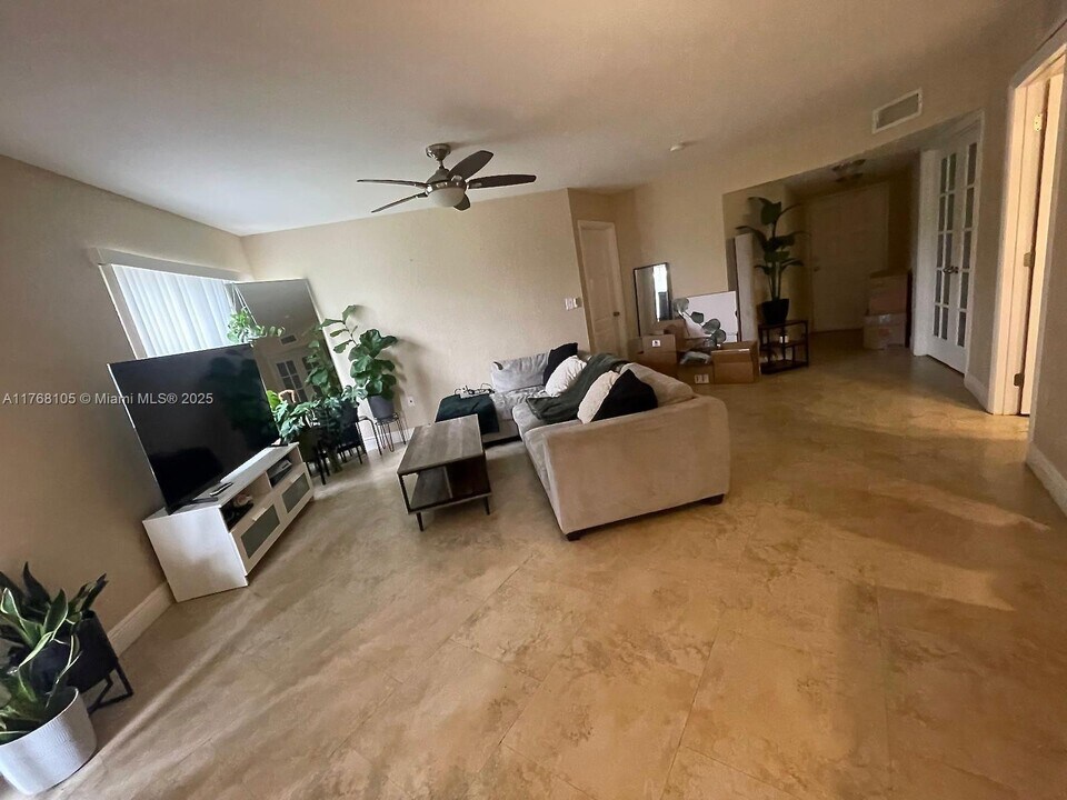 2803 N Oakland Forest Dr in Oakland Park, FL - Building Photo