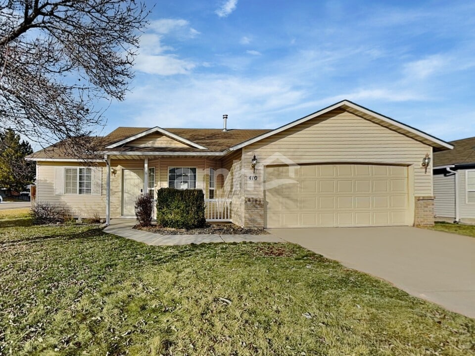 410 W Mule Ct in Kuna, ID - Building Photo
