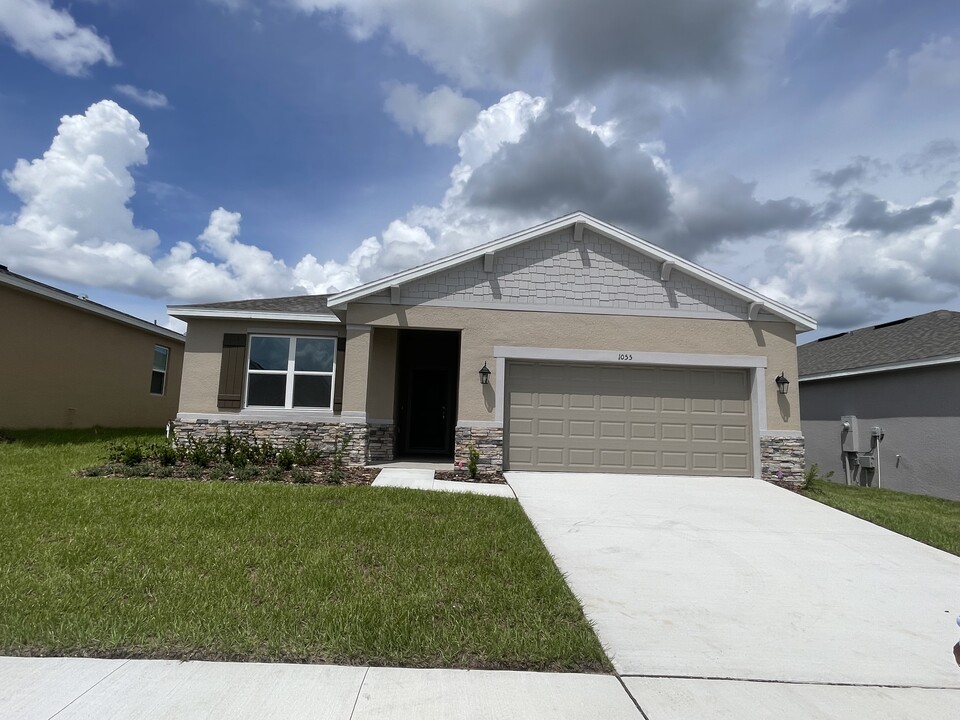 1055 Patriot Loop in Haines City, FL - Foto de edificio