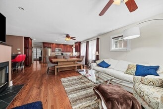 153 Barrypoint Rd, Unit Barry1stfloor in Riverside, IL - Foto de edificio - Building Photo